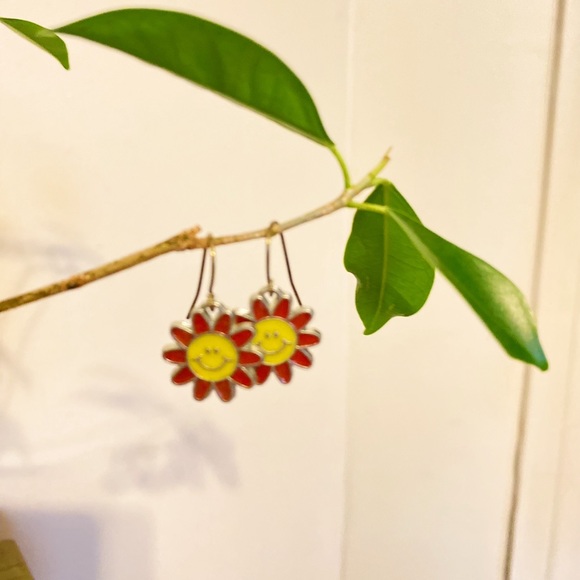 ✨ SMILING SUN EARRINGS✨ - Picture 2 of 4